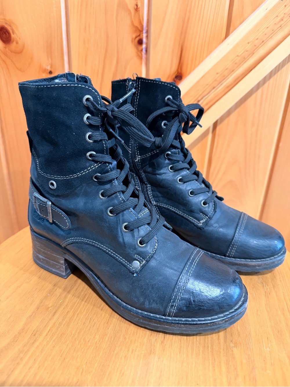 Taos Footwear Black Lace-Up Women's Ankle Boots